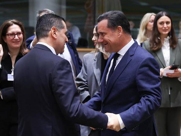 &Alpha;.&Gamma;&epsilon;&omega;&rho;&gamma;&iota;ά&delta;&eta;&sigmaf; &sigma;&tau;&iota;&sigmaf; &Beta;&rho;&upsilon;&xi;έ&lambda;&lambda;&epsilon;&sigmaf;: &Eta; &Epsilon;&lambda;&lambda;ά&delta;&alpha; &pi;&rho;&omega;&tau;&omicron;&sigma;&tau;&alpha;&tau;&epsilon;ί &sigma;&tau;&eta;&nu; &pi;&alpha;&rho;&alpha;&gamma;&omega;&gamma;ή &phi;&alpha;&rho;&mu;ά&kappa;&omega;&nu; &kappa;&alpha;&iota; &sigma;&tau;&eta;&nu; &pi;&rho;&omicron;&sigma;&tau;&alpha;&sigma;ί&alpha; &tau;&omega;&nu; &nu;έ&omega;&nu; &alpha;&pi;ό &kappa;&alpha;&pi;&nu;ό &kappa;&alpha;&iota; &alpha;&lambda;&kappa;&omicron;ό&lambda;