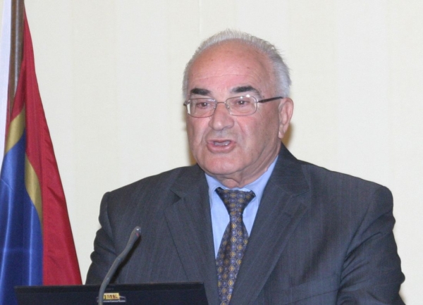 &Pi;έ&theta;&alpha;&nu;&epsilon; &omicron; &pi;. &pi;&rho;ό&epsilon;&delta;&rho;&omicron;&sigmaf; &tau;&omega;&nu; &xi;&epsilon;&nu;&omicron;&delta;ό&chi;&omega;&nu; &Kappa;έ&rho;&kappa;&upsilon;&rho;&alpha;&sigmaf; &Pi;&alpha;&nu;&alpha;&gamma;&iota;ώ&tau;&eta;&sigmaf; &Mu;&pi;&rho;ά&mu;&omicron;&sigmaf;