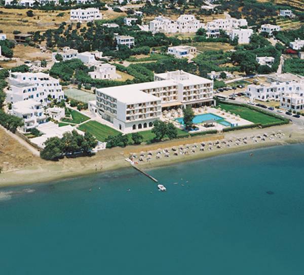 &Sigma;&tau;&eta;&nu; Attica &Sigma;&upsilon;&mu;&mu;&epsilon;&tau;&omicron;&chi;ώ&nu; &tau;&omicron; &xi;&epsilon;&nu;&omicron;&delta;&omicron;&chi;&epsilon;ί&omicron; Tinos Beach έ&nu;&alpha;&nu;&tau;&iota; 6,5 &epsilon;&kappa;&alpha;&tau;. &epsilon;&upsilon;&rho;ώ