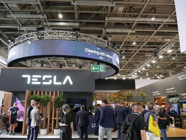 &Omicron;&lambda;&omicron;&kappa;&lambda;&eta;&rho;ώ&theta;&eta;&kappa;&epsilon; &eta; &pi;&alpha;&rho;&omicron;&upsilon;&sigma;ί&alpha; &tau;&eta;&sigmaf; Tesla &sigma;&tau;&eta;&nu; IFA 2024