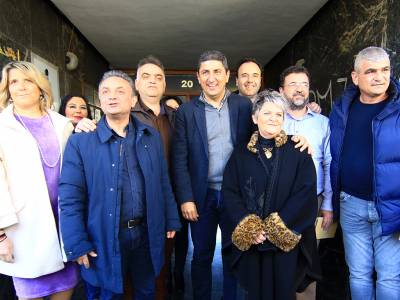 &Alpha;&upsilon;&gamma;&epsilon;&nu;ά&kappa;&eta;&sigmaf;: &Sigma;&tau;ό&chi;&omicron;&sigmaf; &mu;&alpha;&sigmaf; &nu;&alpha; &xi;&alpha;&nu;&alpha;&nu;&iota;ώ&sigma;&omicron;&upsilon;&nu; &alpha;&sigma;&phi;&alpha;&lambda;&epsilon;ί&sigmaf; &omicron;&iota; &alpha;&gamma;&rho;ό&tau;&epsilon;&sigmaf; &tau;&eta;&sigmaf; &Theta;&epsilon;&sigma;&sigma;&alpha;&lambda;ί&alpha;&sigmaf; - &Sigma;&upsilon;&nu;&alpha;&nu;&tau;ή&sigma;&epsilon;&iota;&sigmaf; &mu;&epsilon; &alpha;&gamma;&rho;ό&tau;&epsilon;&sigmaf; &sigma;&tau;&eta; &Phi;&alpha;&rho;&kappa;&alpha;&delta;ό&nu;&alpha;