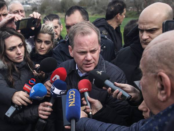 &Pi;&alpha;&rho;&alpha;&iota;&tau;ή&theta;&eta;&kappa;&epsilon; &omicron; &upsilon;&pi;&omicron;&upsilon;&rho;&gamma;ό&sigmaf; &Upsilon;&pi;&omicron;&delta;&omicron;&mu;ώ&nu; &kappa;&alpha;&iota; &Mu;&epsilon;&tau;&alpha;&phi;&omicron;&rho;ώ&nu; &Kappa;. &Kappa;&alpha;&rho;&alpha;&mu;&alpha;&nu;&lambda;ή&sigmaf;