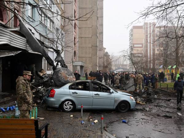 &Alpha;&epsilon;&rho;&omicron;&pi;&omicron;&rho;&iota;&kappa;ή &tau;&rho;&alpha;&gamma;&omega;&delta;ί&alpha; &sigma;&tau;&omicron; &Kappa;ί&epsilon;&beta;&omicron; - &Alpha;&nu;ά&mu;&epsilon;&sigma;&alpha; &sigma;&tau;&omicron;&upsilon;&sigmaf; &nu;&epsilon;&kappa;&rho;&omicron;ύ&sigmaf; 3 &upsilon;&pi;&omicron;&upsilon;&rho;&gamma;&omicron;ί &kappa;&alpha;&iota; &tau;&rho;ί&alpha; &pi;&alpha;&iota;&delta;&iota;ά