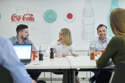 H Coca-Cola &Tau;&rho;ί&alpha; Έ&psi;&iota;&lambda;&omicron;&nu; &alpha;&nu;&alpha;&delta;&epsilon;ί&chi;&theta;&eta;&kappa;&epsilon; &Kappa;&omicron;&rho;&upsilon;&phi;&alpha;ί&omicron;&sigmaf; &Epsilon;&rho;&gamma;&omicron;&delta;ό&tau;&eta;&sigmaf; &sigma;&tau;&eta;&nu; &Epsilon;&lambda;&lambda;ά&delta;&alpha; &gamma;&iota;&alpha; &tau;&omicron; 2020