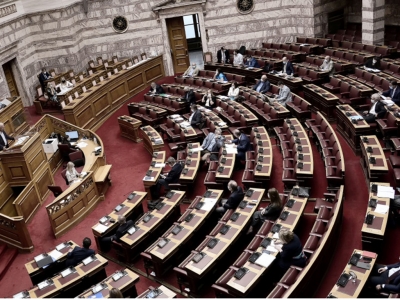 &Sigma;&tau;&eta; &delta;&eta;&mu;&omicron;&sigma;&iota;ό&tau;&eta;&tau;&alpha; &omicron;&iota; &delta;&eta;&lambda;ώ&sigma;&epsilon;&iota;&sigmaf; &laquo;&pi;ό&theta;&epsilon;&nu; έ&sigma;&chi;&epsilon;&sigmaf;&raquo; &tau;&omega;&nu; &pi;&omicron;&lambda;&iota;&tau;&iota;&kappa;ώ&nu;