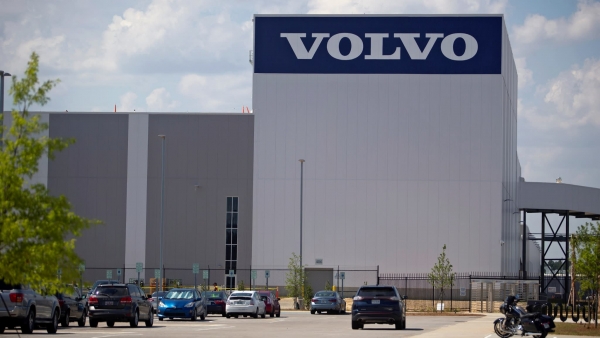 Volvo: &Pi;&rho;&omicron;&chi;&omega;&rho;&epsilon;ί &sigma;&epsilon; &pi;&epsilon;&rho;&iota;&kappa;&omicron;&pi;έ&sigmaf; 1.300 &theta;έ&sigma;&epsilon;&omega;&nu; &epsilon;&rho;&gamma;&alpha;&sigma;ί&alpha;&sigmaf;