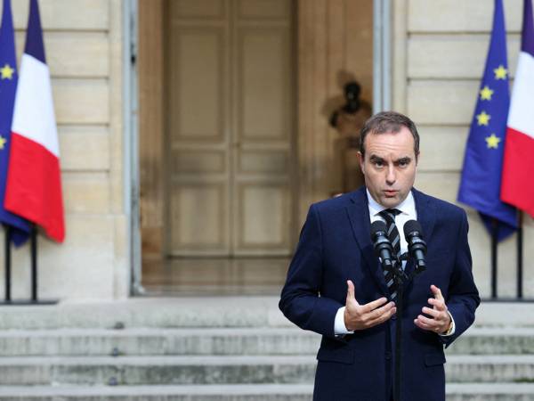 &Pi;&alpha;&rho;&alpha;&iota;&tau;ή&theta;&eta;&kappa;&epsilon; &omicron; &pi;&rho;&omega;&theta;&upsilon;&pi;&omicron;&upsilon;&rho;&gamma;ό&sigmaf; &tau;&eta;&sigmaf; &Gamma;&alpha;&lambda;&lambda;ί&alpha;&sigmaf; &Sigma;&epsilon;&mu;&pi;&alpha;&sigma;&tau;&iota;ά&nu; &Lambda;&epsilon;&kappa;&omicron;&rho;&nu;ύ