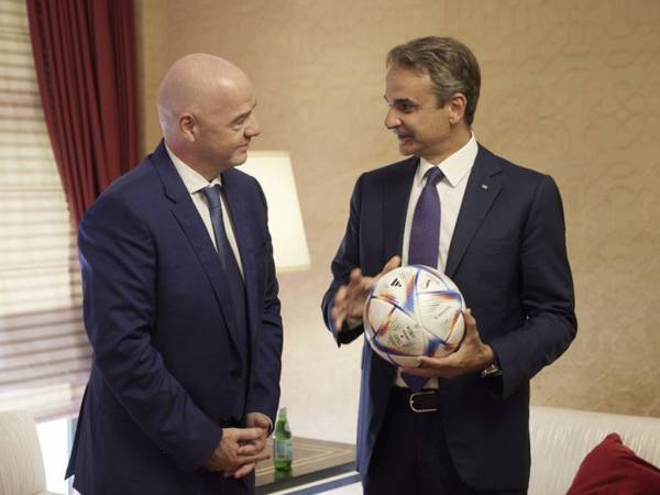 &Mu;&epsilon; &tau;&omicron;&nu; &pi;&rho;ό&epsilon;&delta;&rho;&omicron; &tau;&eta;&sigmaf; FIFA &sigma;&upsilon;&nu;&alpha;&nu;&tau;ή&theta;&eta;&kappa;&epsilon; &omicron; &pi;&rho;&omega;&theta;&upsilon;&pi;&omicron;&upsilon;&rho;&gamma;ό&sigmaf; &sigma;&tau;&omicron; &Kappa;&alpha;&tau;ά&rho;