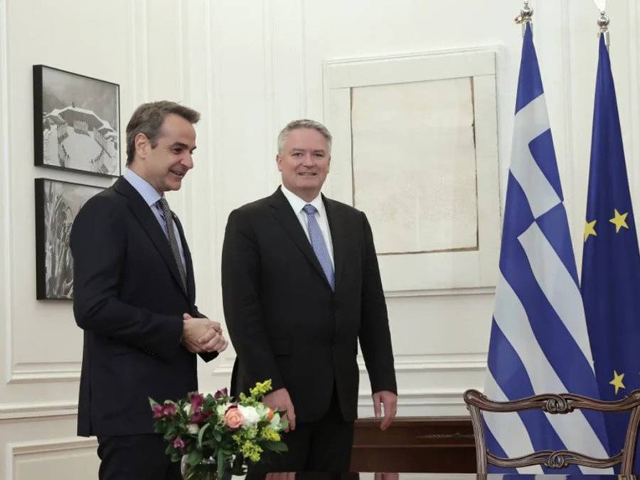 &Kappa;. &Mu;&eta;&tau;&sigma;&omicron;&tau;ά&kappa;&eta;&sigmaf;: &laquo;&Eta; &Epsilon;&lambda;&lambda;ά&delta;&alpha; έ&chi;&epsilon;&iota; &alpha;&phi;ή&sigma;&epsilon;&iota; &pi;ί&sigma;&omega; &tau;&omicron;&nu; &kappa;&alpha;&tau;ή&phi;&omicron;&rho;&omicron; &tau;&omega;&nu; &mu;&nu;&eta;&mu;&omicron;&nu;ί&omega;&nu;, &alpha;&kappa;&omicron;&lambda;&omicron;&upsilon;&theta;ώ&nu;&tau;&alpha;&sigmaf; &mu;&iota;&alpha; &tau;&rho;&omicron;&chi;&iota;ά &pi;&rho;&omicron;ό&delta;&omicron;&upsilon;&raquo;