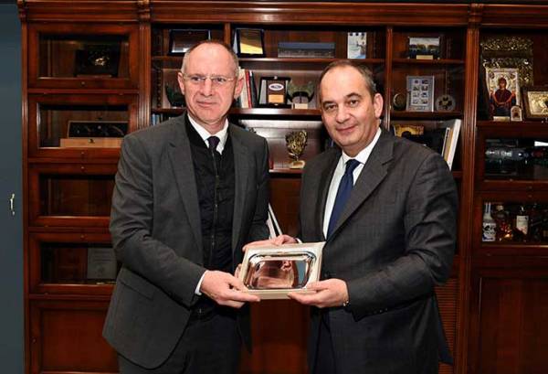 &Sigma;&upsilon;&nu;ά&nu;&tau;&eta;&sigma;&eta; &Gamma;. &Pi;&lambda;&alpha;&kappa;&iota;&omega;&tau;ά&kappa;&eta; &mu;&epsilon; &tau;&omicron;&nu; &Omicron;&mu;&omicron;&sigma;&pi;&omicron;&nu;&delta;&iota;&alpha;&kappa;ό &Upsilon;&pi;. &Epsilon;&sigma;&omega;&tau;&epsilon;&rho;&iota;&kappa;ώ&nu; &tau;&eta;&sigmaf; &Alpha;&upsilon;&sigma;&tau;&rho;ί&alpha;&sigmaf; Gerhard Karner