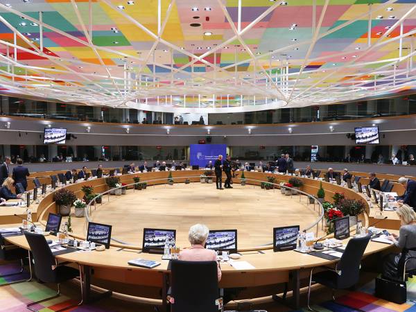 &Sigma;&upsilon;&mu;&phi;&omega;&nu;ί&alpha; &sigma;&tau;&eta; &Sigma;ύ&nu;&omicron;&delta;&omicron; &Kappa;&omicron;&rho;&upsilon;&phi;ή&sigmaf; &gamma;&iota;&alpha; &tau;&eta; &chi;&omicron;&rho;ή&gamma;&eta;&sigma;&eta; 50 &delta;&iota;&sigma;. &sigma;&tau;&eta;&nu; &Omicron;&upsilon;&kappa;&rho;&alpha;&nu;ί&alpha;