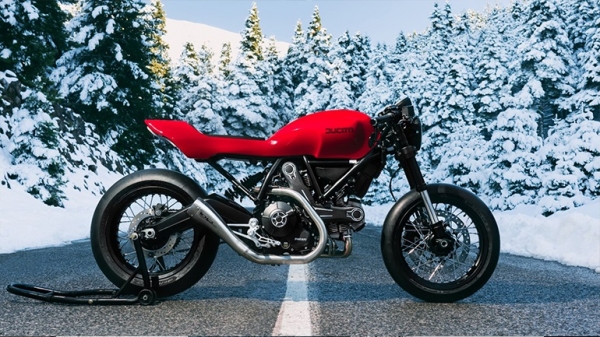Ducati Athens: &Sigma;&upsilon;&mu;&mu;&epsilon;&tau;&omicron;&chi;ή &sigma;&tau;&omicron; Custom Rumble