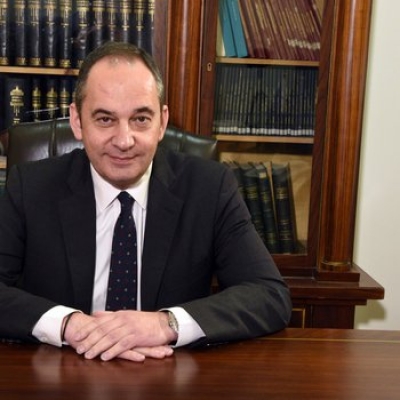 &Gamma;. &Pi;&lambda;&alpha;&kappa;&iota;&omega;&tau;ά&kappa;&eta;&sigmaf;: &Tau;&omicron; &Lambda;&iota;&mu;&epsilon;&nu;&iota;&kappa;ό &pi;&rho;&omicron;&sigma;&tau;&alpha;&tau;&epsilon;ύ&epsilon;&iota; &tau;&alpha; &delta;&iota;&kappa;&alpha;&iota;ώ&mu;&alpha;&tau;&alpha; &tau;&omega;&nu; &Epsilon;&lambda;&lambda;ή&nu;&omega;&nu;