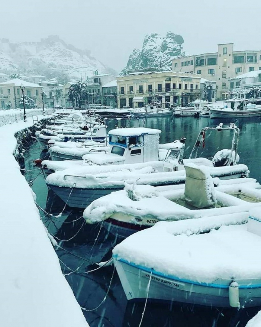 &Sigma;&tau;&alpha; &lambda;&epsilon;&upsilon;&kappa;ά &eta; &Lambda;ή&mu;&nu;&omicron;&sigmaf; - T&alpha; &chi;&iota;ό&nu;&iota;&alpha; έ&phi;&theta;&alpha;&sigma;&alpha;&nu; &sigma;&tau;&eta; &theta;ά&lambda;&alpha;&sigma;&sigma;&alpha;