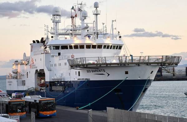 &Iota;&tau;&alpha;&lambda;ί&alpha;: &Mu;&epsilon;&tau;ά &tau;&omicron; Humanity 1 &kappa;&alpha;&iota; &tau;&omicron; &pi;&lambda;&omicron;ί&omicron; Geo Barents &mu;&epsilon; 572 &mu;&epsilon;&tau;&alpha;&nu;ά&sigma;&tau;&epsilon;&sigmaf; &kappa;&alpha;&iota; &pi;&rho;ό&sigma;&phi;&upsilon;&gamma;&epsilon;&sigmaf; &epsilon;&iota;&sigma;ή&lambda;&theta;&epsilon; &sigma;&tau;&omicron; &lambda;&iota;&mu;ά&nu;&iota; &tau;&eta;&sigmaf; &Kappa;&alpha;&tau;ά&nu;&eta;&sigmaf;