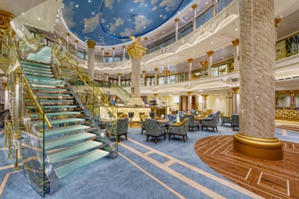 &Tau;&omicron; Costa Venezia &kappa;&alpha;&iota; &tau;&omicron; Costa Deliziosa &sigma;&tau;&omicron;&nu; &Pi;&epsilon;&iota;&rho;&alpha;&iota;ά &mu;&epsilon; &epsilon;&beta;&delta;&omicron;&mu;&alpha;&delta;&iota;&alpha;ί&alpha; &delta;&rho;&omicron;&mu;&omicron;&lambda;ό&gamma;&iota;&alpha; &kappa;&rho;&omicron;&upsilon;&alpha;&zeta;&iota;έ&rho;&alpha;&sigmaf; &sigma;&tau;&eta;&nu; &Alpha;&nu;&alpha;&tau;&omicron;&lambda;&iota;&kappa;ή &Mu;&epsilon;&sigma;ό&gamma;&epsilon;&iota;&omicron;