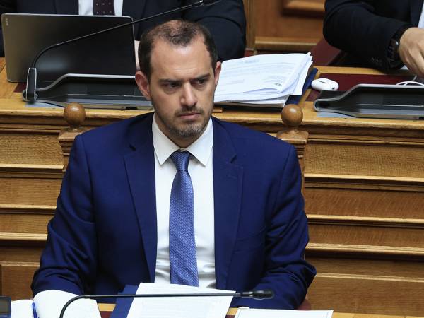 &Mu;ί&nu;&iota; &alpha;&nu;&alpha;&sigma;&chi;&eta;&mu;&alpha;&tau;&iota;&sigma;&mu;ό&sigmaf;: &Omicron; &Gamma;. &Kappa;ώ&tau;&sigma;&eta;&rho;&alpha;&sigmaf; &sigma;&tau;&eta; &theta;έ&sigma;&eta; &tau;&omicron;&upsilon; &Kappa;. &Kappa;&upsilon;&rho;&alpha;&nu;ά&kappa;&eta; &ndash; Ό&lambda;&epsilon;&sigmaf; &omicron;&iota; &alpha;&lambda;&lambda;&alpha;&gamma;έ&sigmaf;