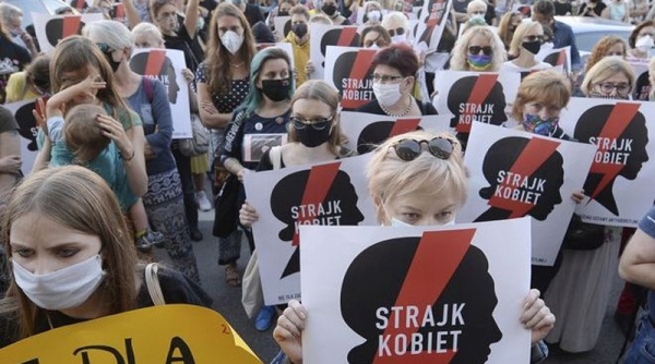 &Eta; &Pi;&omicron;&lambda;&omega;&nu;ί&alpha; &alpha;&pi;&omicron;&chi;&omega;&rho;&epsilon;ί &alpha;&pi;ό &tau;&eta;&nu; &epsilon;&upsilon;&rho;&omega;&pi;&alpha;ϊ&kappa;ή &sigma;ύ&mu;&beta;&alpha;&sigma;&eta; &kappa;&alpha;&tau;ά &tau;&eta;&sigmaf; &beta;ί&alpha;&sigmaf; &tau;&omega;&nu; &gamma;&upsilon;&nu;&alpha;&iota;&kappa;ώ&nu;