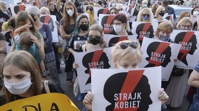 &Eta; &Pi;&omicron;&lambda;&omega;&nu;ί&alpha; &alpha;&pi;&omicron;&chi;&omega;&rho;&epsilon;ί &alpha;&pi;ό &tau;&eta;&nu; &epsilon;&upsilon;&rho;&omega;&pi;&alpha;ϊ&kappa;ή &sigma;ύ&mu;&beta;&alpha;&sigma;&eta; &kappa;&alpha;&tau;ά &tau;&eta;&sigmaf; &beta;ί&alpha;&sigmaf; &tau;&omega;&nu; &gamma;&upsilon;&nu;&alpha;&iota;&kappa;ώ&nu;