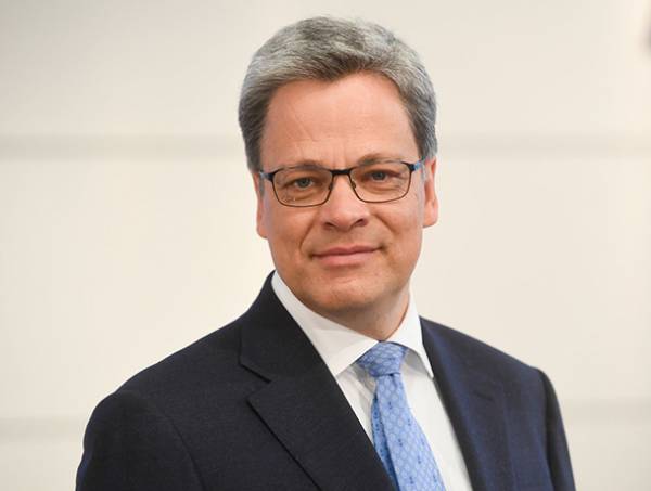 CEO Commerzbank: &laquo;&Delta;&epsilon;&nu; &beta;&lambda;έ&pi;&omega; &epsilon;&pi;&epsilon;&rho;&chi;ό&mu;&epsilon;&nu;&eta; &kappa;&alpha;&tau;&alpha;&sigma;&tau;&rho;&omicron;&phi;ή, &alpha;&lambda;&lambda;ά &mu;&iota;&alpha; ή&pi;&iota;&alpha; ύ&phi;&epsilon;&sigma;&eta;&raquo;
