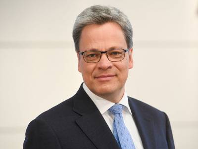 CEO Commerzbank: &laquo;&Delta;&epsilon;&nu; &beta;&lambda;έ&pi;&omega; &epsilon;&pi;&epsilon;&rho;&chi;ό&mu;&epsilon;&nu;&eta; &kappa;&alpha;&tau;&alpha;&sigma;&tau;&rho;&omicron;&phi;ή, &alpha;&lambda;&lambda;ά &mu;&iota;&alpha; ή&pi;&iota;&alpha; ύ&phi;&epsilon;&sigma;&eta;&raquo;