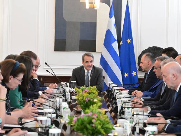 &Mu;&eta;&tau;&sigma;&omicron;&tau;ά&kappa;&eta;&sigmaf;: &laquo;&Alpha;&kappa;&rho;ί&beta;&epsilon;&iota;&alpha;, &upsilon;&gamma;&epsilon;ί&alpha;, &pi;&alpha;&iota;&delta;&epsilon;ί&alpha; &omicron;&iota; &pi;&rho;&omicron;&tau;&epsilon;&rho;&alpha;&iota;ό&tau;&eta;&tau;έ&sigmaf; &mu;&alpha;&sigmaf;&raquo;