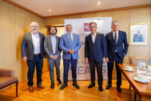 Blue Scholarship Awards: &Upsilon;&pi;&omicron;&tau;&rho;&omicron;&phi;ί&epsilon;&sigmaf; &sigma;&tau;&eta; &Sigma;&chi;&omicron;&lambda;ή &Nu;&alpha;&upsilon;&tau;&iota;&lambda;ί&alpha;&sigmaf; &kappa;&alpha;&iota; &Beta;&iota;&omicron;&mu;&eta;&chi;&alpha;&nu;ί&alpha;&sigmaf; &tau;&omicron;&upsilon; &Pi;&alpha;&nu;&epsilon;&pi;&iota;&sigma;&tau;&eta;&mu;ί&omicron;&upsilon; &Pi;&epsilon;&iota;&rho;&alpha;&iota;ώ&sigmaf;