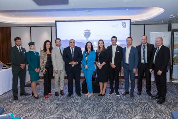 Cyprus Airways: &Sigma;&upsilon;&nu;&delta;έ&epsilon;&iota; &tau;&eta;&nu; &Kappa;ύ&pi;&rho;&omicron; &mu;&epsilon; &tau;&eta;&nu; &Kappa;&rho;ή&tau;&eta;