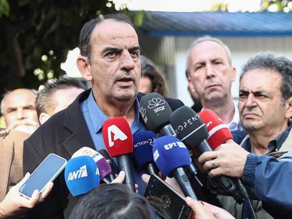 &Alpha;&gamma;&rho;ό&tau;&epsilon;&sigmaf; &mu;&epsilon;&tau;ά &tau;&eta; &sigma;&upsilon;&nu;ά&nu;&tau;&eta;&sigma;&eta; &mu;&epsilon; &Mu;&eta;&tau;&sigma;&omicron;&tau;ά&kappa;&eta;: &Omicron; &alpha;&gamma;ώ&nu;&alpha;&sigmaf; &sigma;&upsilon;&nu;&epsilon;&chi;ί&zeta;&epsilon;&tau;&alpha;&iota;, &alpha;&pi;&omicron;&phi;ά&sigma;&epsilon;&iota;&sigmaf; &theta;&alpha; &pi;&alpha;&rho;&theta;&omicron;ύ&nu; &sigma;&tau;&alpha; &mu;&pi;&lambda;ό&kappa;&alpha;