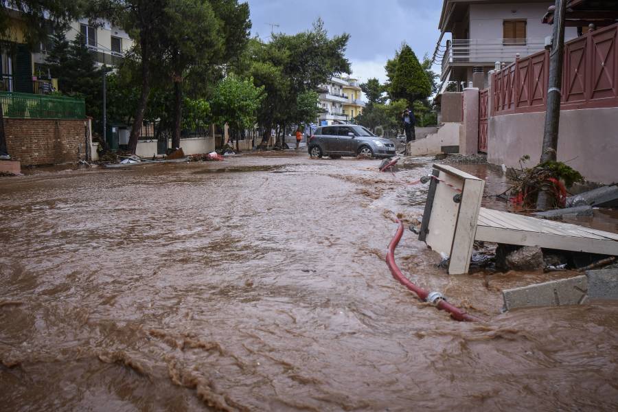 &Pi;&lambda;&eta;&mu;&mu;ύ&rho;&epsilon;&sigmaf; &sigma;&tau;&eta; &Mu;ά&nu;&delta;&rho;&alpha;: Έ&nu;&omicron;&chi;&omicron;&iota; &omicron; &pi;&rho;ώ&eta;&nu; &delta;ή&mu;&alpha;&rho;&chi;&omicron;&sigmaf; &kappa;&alpha;&iota; &delta;ύ&omicron; &sigma;&tau;&epsilon;&lambda;έ&chi;&eta; &upsilon;&pi;&eta;&rho;&epsilon;&sigma;&iota;ώ&nu;