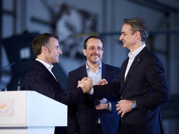 &Epsilon;. &Mu;&alpha;&kappa;&rho;ό&nu;: &laquo;Ό&pi;&omicron;&iota;&omicron;&sigmaf; &epsilon;&pi;&iota;&tau;ί&theta;&epsilon;&tau;&alpha;&iota; &sigma;&tau;&eta;&nu; &Kappa;ύ&pi;&rho;&omicron;, &epsilon;&pi;&iota;&tau;ί&theta;&epsilon;&tau;&alpha;&iota; &sigma;&tau;&eta;&nu; &Epsilon;&upsilon;&rho;ώ&pi;&eta;&raquo; - &Kappa;&upsilon;&rho;. &Mu;&eta;&tau;&sigma;&omicron;&tau;ά&kappa;&eta;&sigmaf;: &laquo;&Delta;&epsilon;&nu; &epsilon;ί&nu;&alpha;&iota; &kappa;&alpha;&iota; &delta;&epsilon;&nu; &theta;&alpha; &mu;&epsilon;ί&nu;&epsilon;&iota; &pi;&omicron;&tau;έ &mu;ό&nu;&eta;&raquo;