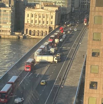 &Lambda;&omicron;&nu;&delta;ί&nu;&omicron;: &Tau;&rho;&epsilon;&iota;&sigmaf; &omicron;&iota; &nu;&epsilon;&kappa;&rho;&omicron;ί &alpha;&pi;ό &tau;&eta;&nu; &epsilon;&pi;ί&theta;&epsilon;&sigma;&eta; &sigma;&tau;&eta; London Bridge