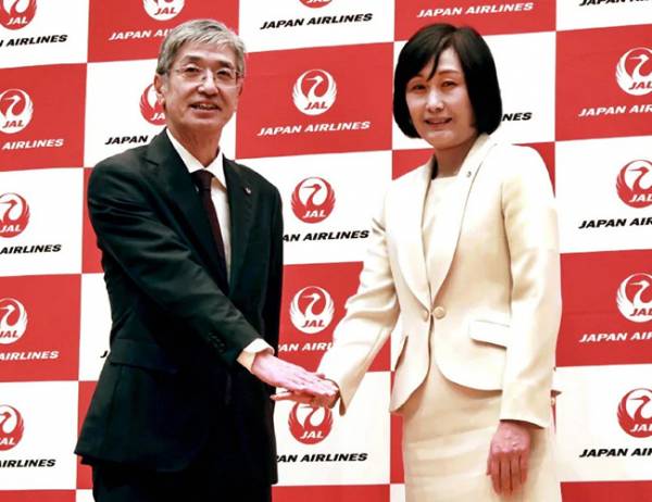 Japan Airlines: &Pi;&rho;ώ&eta;&nu; &alpha;&epsilon;&rho;&omicron;&sigma;&upsilon;&nu;&omicron;&delta;ό&sigmaf; &alpha;&nu;έ&lambda;&alpha;&beta;&epsilon; &pi;&rho;ώ&tau;&eta; &gamma;&upsilon;&nu;&alpha;ί&kappa;&alpha; &pi;&rho;ό&epsilon;&delta;&rho;&omicron;&sigmaf; &tau;&eta;&sigmaf; &epsilon;&tau;&alpha;&iota;&rho;ί&alpha;&sigmaf;