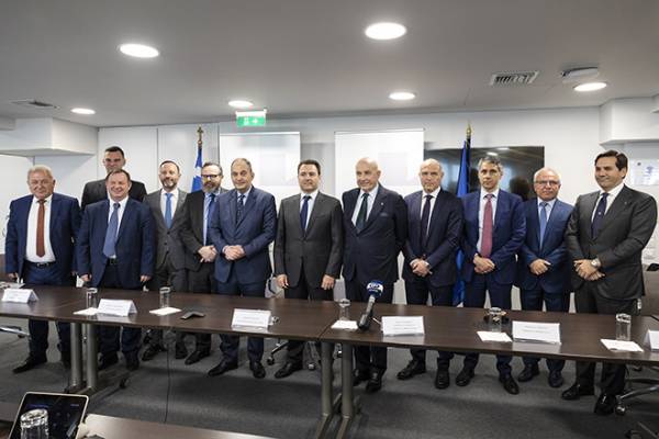 &Sigma;&tau;&omicron;&nu; ό&mu;&iota;&lambda;&omicron; &Gamma;&kappa;&rho;&iota;&mu;ά&lambda;&nu;&tau;&iota; &tau;&omicron; &lambda;&iota;&mu;ά&nu;&iota; &tau;&eta;&sigmaf; &Eta;&gamma;&omicron;&upsilon;&mu;&epsilon;&nu;ί&tau;&sigma;&alpha;&sigmaf;