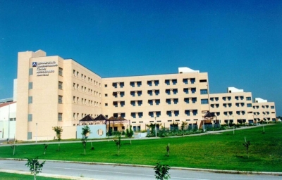&Epsilon;&xi;έ&pi;&nu;&epsilon;&upsilon;&sigma;&epsilon; &gamma;&upsilon;&nu;&alpha;ί&kappa;&alpha; &sigma;&tau;&eta; &Lambda;ά&rho;&iota;&sigma;&alpha; - &Sigma;&tau;&omicron;&upsilon;&sigmaf; 215 &omicron;&iota; &nu;&epsilon;&kappa;&rho;&omicron;ί &alpha;&pi;ό &kappa;&omicron;&rho;&omega;&nu;&omicron;ϊό &sigma;&tau;&eta;&nu; &Epsilon;&lambda;&lambda;ά&delta;&alpha;