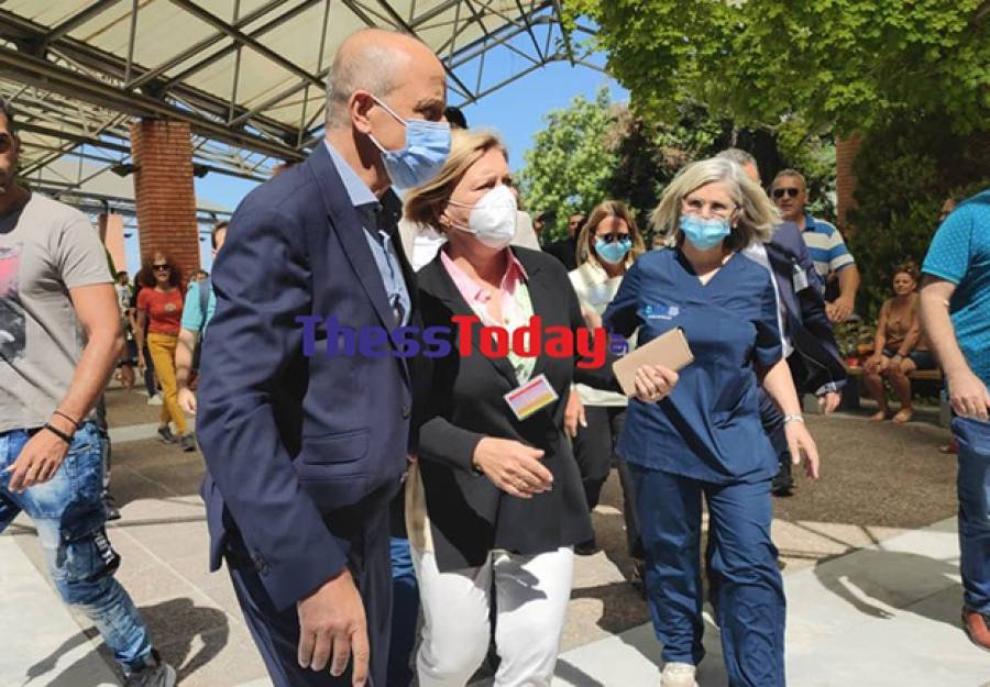 &Alpha;&pi;&omicron;&delta;&omicron;&kappa;&iota;&mu;&alpha;&sigma;ί&epsilon;&sigmaf; &kappa;&alpha;&tau;ά &tau;&eta;&sigmaf; &Mu;ί&nu;&alpha;&sigmaf; &Gamma;&kappa;ά&gamma;&kappa;&alpha; &sigma;&tau;&omicron; &Pi;&alpha;&pi;&alpha;&gamma;&epsilon;&omega;&rho;&gamma;ί&omicron;&upsilon;: &laquo;&Nu;&tau;&rho;&omicron;&pi;ή &sigma;&omicron;&upsilon;, &pi;&epsilon;&iota;&nu;ά&nu;&epsilon; &sigma;&upsilon;&nu;ά&delta;&epsilon;&lambda;&phi;&omicron;ί &sigma;&omicron;&upsilon;&raquo; (vid)