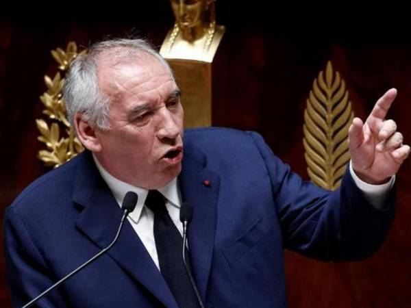 &Gamma;&alpha;&lambda;&lambda;ί&alpha;: Έ&pi;&epsilon;&sigma;&epsilon; &eta; &kappa;&upsilon;&beta;έ&rho;&nu;&eta;&sigma;&eta; &Mu;&pi;&alpha;ϊ&rho;&omicron;ύ