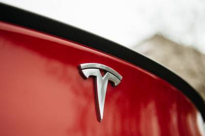 Tesla: &Upsilon;&pi;ό&sigma;&chi;&epsilon;&tau;&alpha;&iota; &nu;έ&omicron; AI chip &kappa;ά&theta;&epsilon; 12 &mu;ή&nu;&epsilon;&sigmaf;
