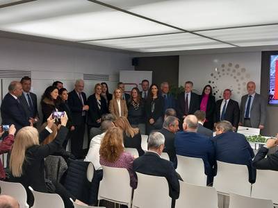 &Sigma;&Epsilon;&Sigma;&Alpha;&Epsilon;: &Mu;&epsilon; &epsilon;&pi;&iota;&tau;&upsilon;&chi;ί&alpha; &eta; &Epsilon;&tau;ή&sigma;&iota;&alpha; &Gamma;&epsilon;&nu;&iota;&kappa;ή &Sigma;&upsilon;&nu;έ&lambda;&epsilon;&upsilon;&sigma;&eta;