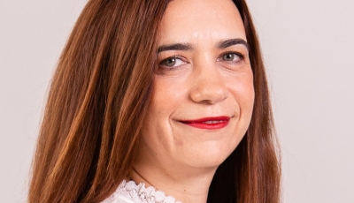 L&rsquo;Or&eacute;al Hellas: &Eta; &Phi;&iota;&lambda;ύ&rho;&alpha; &Pi;&alpha;&pi;&alpha;&kappa;ώ&sigma;&tau;&alpha; &nu;έ&alpha; &Gamma;&epsilon;&nu;&iota;&kappa;ή &Delta;&iota;&epsilon;&upsilon;&theta;ύ&nu;&tau;&rho;&iota;&alpha; &Delta;&epsilon;&rho;&mu;&omicron;&kappa;&alpha;&lambda;&lambda;&upsilon;&nu;&tau;&iota;&kappa;ώ&nu; &Pi;&rho;&omicron;ϊό&nu;&tau;&omega;&nu;