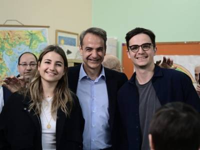 &Sigma;&tau;&eta;&nu; &Kappa;&eta;&phi;&iota;&sigma;&iota;ά &psi;ή&phi;&iota;&sigma;&epsilon; &omicron; &pi;&rho;&omega;&theta;&upsilon;&pi;&omicron;&upsilon;&rho;&gamma;ό&sigmaf; &Kappa;. &Mu;&eta;&tau;&sigma;&omicron;&tau;ά&kappa;&eta;&sigmaf;: &laquo;&Sigma;ή&mu;&epsilon;&rho;&alpha; &psi;&eta;&phi;ί&zeta;&omicron;&upsilon;&mu;&epsilon; &gamma;&iota;&alpha; &tau;&omicron; &mu;έ&lambda;&lambda;&omicron;&nu; &mu;&alpha;&sigmaf;&raquo;