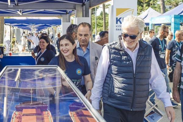 &Chi;&rho;. &Sigma;&tau;&upsilon;&lambda;&iota;&alpha;&nu;ί&delta;&eta;&sigmaf; &alpha;&pi;ό &Kappa;ύ&pi;&rho;&omicron;: &laquo;&Eta; &theta;ά&lambda;&alpha;&sigma;&sigma;&alpha; &delta;&epsilon;&nu; &mu;&alpha;&sigmaf; &chi;&omega;&rho;ί&zeta;&epsilon;&iota;, &mu;&alpha;&sigmaf; &epsilon;&nu;ώ&nu;&epsilon;&iota;&raquo;
