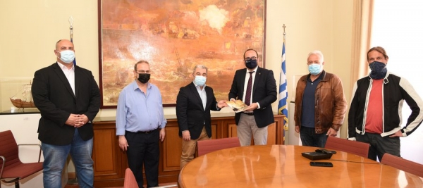 &Sigma;&epsilon;&iota;&rho;ά &sigma;&upsilon;&sigma;&kappa;έ&psi;&epsilon;&omega;&nu; &sigma;&tau;&eta; &Mu;&upsilon;&tau;&iota;&lambda;ή&nu;&eta; &gamma;&iota;&alpha; &tau;&omicron;&nu; &nu;έ&omicron; &Gamma;.&Gamma;. &Alpha;&iota;&gamma;&alpha;ί&omicron;&upsilon; &kappa;&alpha;&iota; &Nu;&eta;&sigma;&iota;&omega;&tau;&iota;&kappa;ή&sigmaf; &Pi;&omicron;&lambda;&iota;&tau;&iota;&kappa;ή&sigmaf;, &Mu;&alpha;&nu;ώ&lambda;&eta; &Kappa;&omicron;&upsilon;&tau;&omicron;&upsilon;&lambda;ά&kappa;&eta;, &mu;&epsilon;&tau;ά &tau;&eta;&nu; &alpha;&nu;ά&lambda;&eta;&psi;&eta; &tau;&omega;&nu; &kappa;&alpha;&theta;&eta;&kappa;ό&nu;&tau;&omega;&nu; &tau;&omicron;&upsilon;