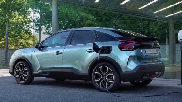 Citroen C4: &Kappa;&upsilon;&kappa;&lambda;&omicron;&phi;&omicron;&rho;&epsilon;ί &sigma;&epsilon; &eta;&lambda;&epsilon;&kappa;&tau;&rho;&iota;&kappa;ή έ&kappa;&delta;&omicron;&sigma;&eta;, &beta;&epsilon;&nu;&zeta;&iota;&nu;&omicron;&kappa;ί&nu;&eta;&tau;&omicron; &kappa;&alpha;&iota; &nu;&tau;ί&zeta;&epsilon;&lambda;