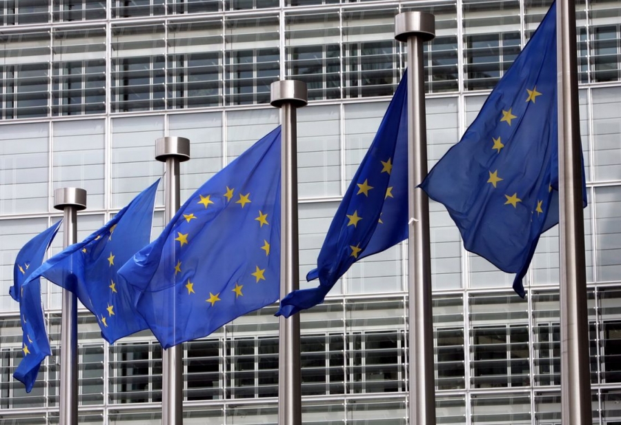 &Epsilon;&Epsilon;: &Upsilon;&pi;έ&gamma;&rho;&alpha;&psi;&epsilon; &sigma;&upsilon;&mu;&beta;ό&lambda;&alpha;&iota;&omicron; &mu;&epsilon; &tau;&eta;&nu; AstraZeneca &gamma;&iota;&alpha; 300 &epsilon;&kappa;&alpha;&tau;. &delta;ό&sigma;&epsilon;&iota;&sigmaf; &tau;&omicron;&upsilon; &epsilon;&mu;&beta;&omicron;&lambda;ί&omicron;&upsilon; &kappa;&alpha;&tau;ά &tau;&omicron;&upsilon; &kappa;&omicron;&rho;&omega;&nu;&omicron;ϊ&omicron;ύ