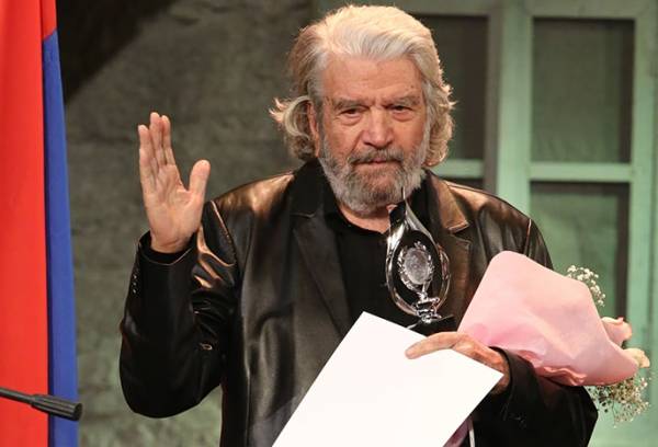 &Pi;έ&theta;&alpha;&nu;&epsilon; &omicron; &sigma;&pi;&omicron;&upsilon;&delta;&alpha;ί&omicron;&sigmaf; &eta;&theta;&omicron;&pi;&omicron;&iota;ό&sigmaf; Ά&gamma;&gamma;&epsilon;&lambda;&omicron;&sigmaf; &Alpha;&nu;&tau;&omega;&nu;ό&pi;&omicron;&upsilon;&lambda;&omicron;&sigmaf; &sigma;&epsilon; &eta;&lambda;&iota;&kappa;ί&alpha; 94 &epsilon;&tau;ώ&nu;