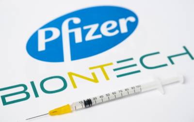 Pfizer/BioNTech &mu;&epsilon;&lambda;&epsilon;&tau;&omicron;ύ&nu; &tau;&eta; &nu;έ&alpha; &pi;&alpha;&rho;&alpha;&lambda;&lambda;&alpha;&gamma;ή &tau;&omicron;&upsilon; &kappa;&omicron;&rho;&omega;&nu;&omicron;ϊ&omicron;ύ - &Tau;&omicron; &alpha;&rho;&gamma;ό&tau;&epsilon;&rho;&omicron; &sigma;&epsilon; &delta;ύ&omicron; &epsilon;&beta;&delta;&omicron;&mu;ά&delta;&epsilon;&sigmaf; &tau;&alpha; &alpha;&pi;&omicron;&tau;&epsilon;&lambda;έ&sigma;&mu;&alpha;&tau;&alpha;
