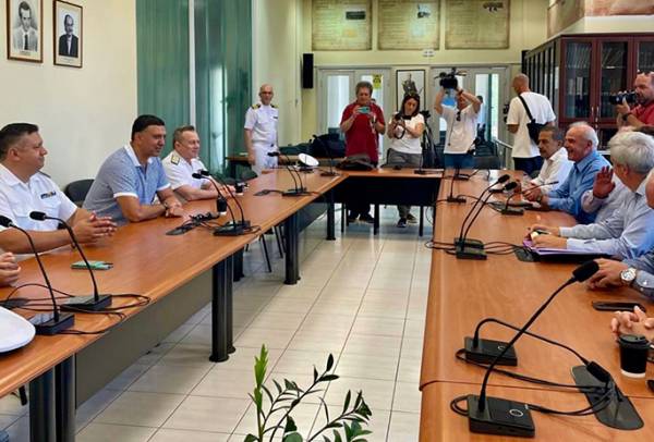 &Beta;. &Kappa;&iota;&kappa;ί&lambda;&iota;&alpha;&sigmaf; &alpha;&pi;ό &Chi;ί&omicron;: &laquo;&Xi;&epsilon;&kappa;&iota;&nu;ά &omicron; &tau;&epsilon;&tau;&rho;&alpha;&epsilon;&tau;ή&sigmaf; &delta;&iota;&alpha;&gamma;&omega;&nu;&iota;&sigma;&mu;ό&sigmaf; &gamma;&iota;&alpha; &tau;&iota;&sigmaf; ά&gamma;&omicron;&nu;&epsilon;&sigmaf; &gamma;&rho;&alpha;&mu;&mu;έ&sigmaf;&raquo;
