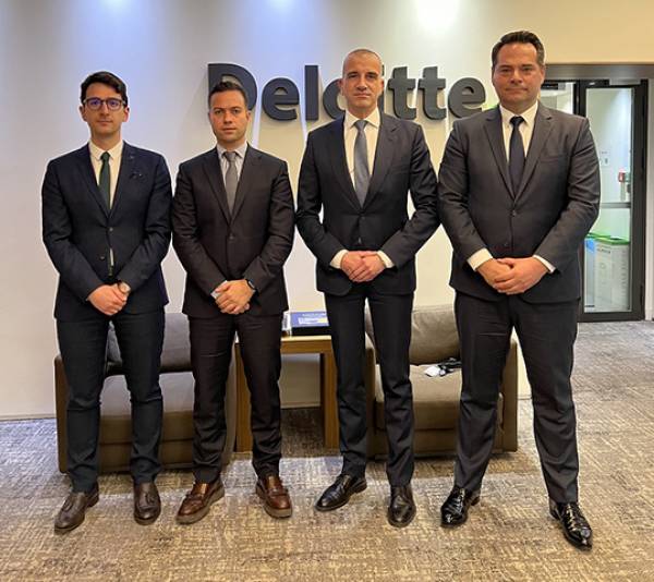 &Mu;&nu;&eta;&mu;ό&nu;&iota;&omicron; &sigma;&upsilon;&nu;&epsilon;&rho;&gamma;&alpha;&sigma;ί&alpha;&sigmaf; &mu;&epsilon;&tau;&alpha;&xi;ύ &tau;&eta;&sigmaf; Deloitte &kappa;&alpha;&iota; &tau;&eta;&sigmaf; &Pi;&alpha;&nu;&epsilon;&lambda;&lambda;ή&nu;&iota;&alpha;&sigmaf; &Omicron;&mu;&omicron;&sigma;&pi;&omicron;&nu;&delta;ί&alpha;&sigmaf; &Xi;&epsilon;&nu;&omicron;&delta;ό&chi;&omega;&nu;