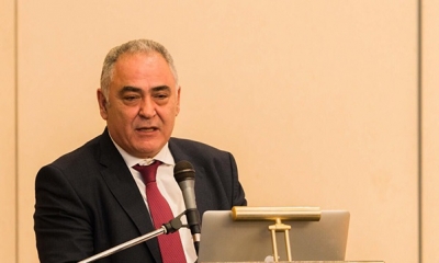 &Iota;. &Chi;&alpha;&tau;&zeta;&eta;&theta;&epsilon;&omicron;&delta;&omicron;&sigma;ί&omicron;&upsilon;, &pi;&rho;ό&epsilon;&delta;&rho;&omicron;&sigmaf; &Epsilon;&Epsilon;&Alpha;: &laquo;&Eta; &epsilon;&pi;&iota;&delta;ό&tau;&eta;&sigma;&eta; &tau;&eta;&sigmaf; &epsilon;&rho;&gamma;&alpha;&sigma;ί&alpha;&sigmaf; &mu;&pi;&omicron;&rho;&epsilon;ί &nu;&alpha; &alpha;&pi;&omicron;&delta;&epsilon;&iota;&chi;&theta;&epsilon;ί &sigma;&omega;&tau;ή&rho;&iota;&alpha; &gamma;&iota;&alpha; &tau;&eta;&nu; &epsilon;&pi;&iota;&chi;&epsilon;&iota;&rho;&eta;&mu;&alpha;&tau;&iota;&kappa;ό&tau;&eta;&tau;&alpha;, &tau;&eta;&nu; &alpha;&pi;&alpha;&sigma;&chi;ό&lambda;&eta;&sigma;&eta;, &tau;&eta;&nu; &kappa;&omicron;&iota;&nu;&omega;&nu;ί&alpha;&raquo;